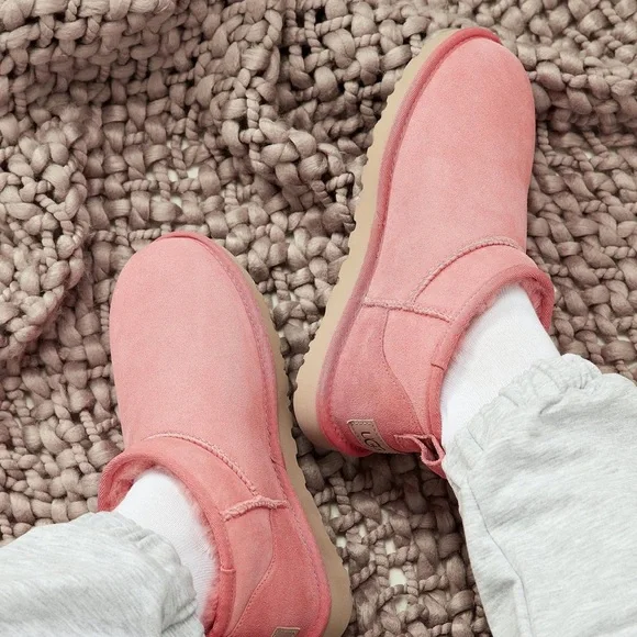 SOLD OuT💓WITH TAGS 💓 UGG®
Women's Classic Ultra Mini Shearling Booties PBSM … - Picture 1 of 13